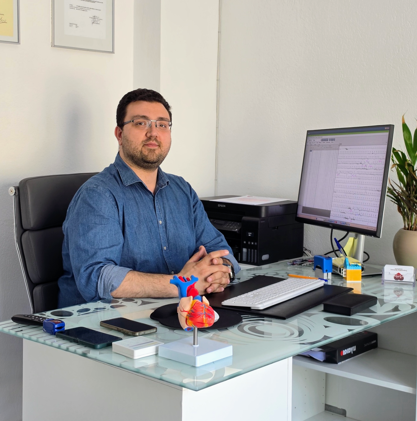 Ο Καρδιολόγος Σταματιάδης Νικόλαος στο γραφείο του